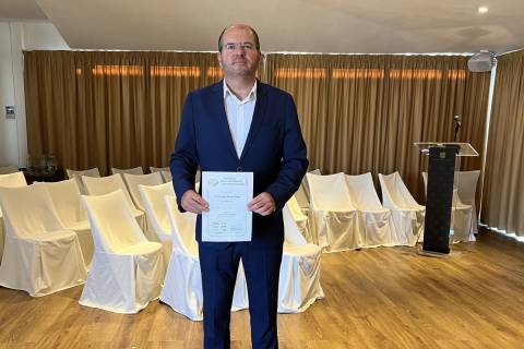 Carmelo Reverte, con el diploma que acredita su premio, en el Club Financiero Génova de Madrid.